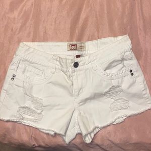 White l.e.i Ashley lowrise shorts. Size 9 regular